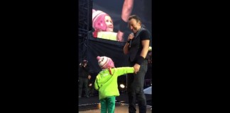 Bruce Springsteen canta com fã de 4 anos em show