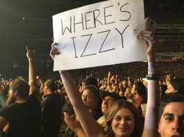 Fã com cartaz de Izzy Stradlin no show do Guns N' Roses
