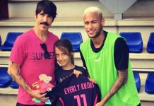 Anthony Kiedis e seu filho com o brasileiro Neymar Jr.