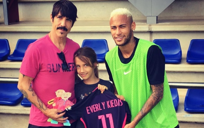 Anthony Kiedis e seu filho com o brasileiro Neymar Jr.