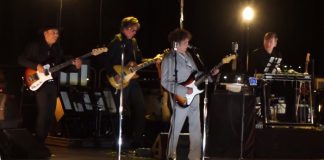 Bob Dylan toca guitarra em Las Vegas