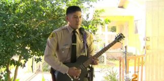 Policial toca guitarra em ensaio