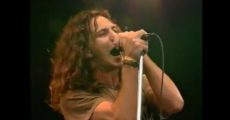 Eddie Vedder canta "Alive", do Pearl Jam
