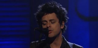 Billie Joe, do Green Day, no programa de Conan