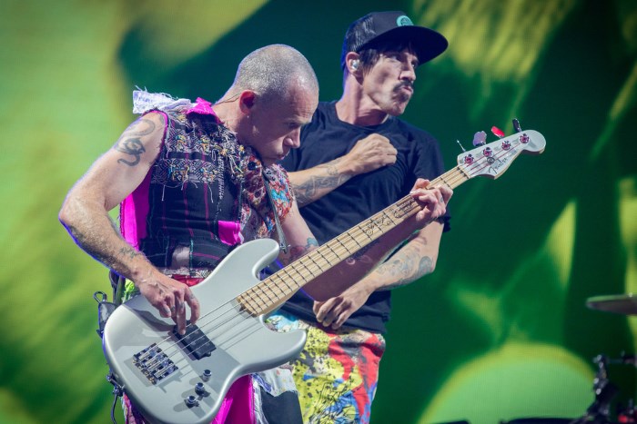 Flea e Anthony Kiedis em show do Red Hot Chili Peppers