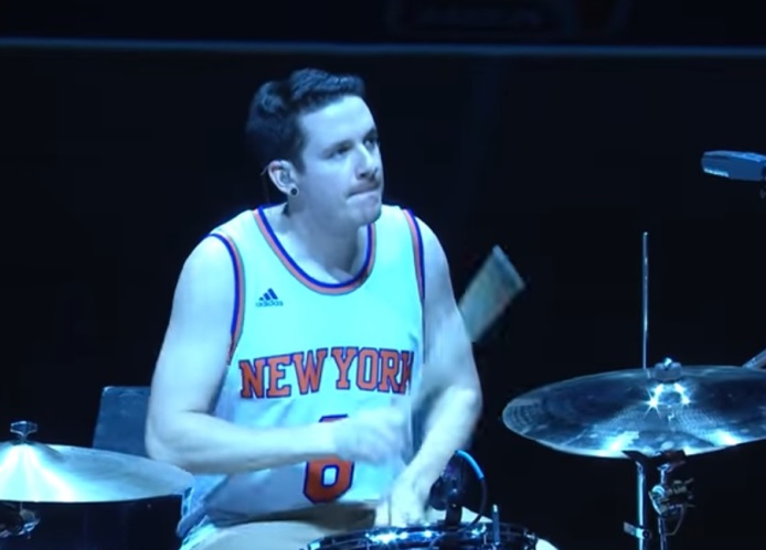 Kye Smith toca Beatles em intervalo do New York Knicks