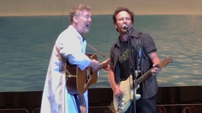 Eddie Vedder e Glen Hansard em Amsterdam