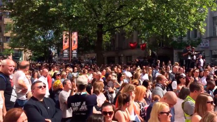 Multidão canta Oasis em Manchester