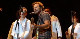 Eddie Vedder cantando com criança de 9 anos