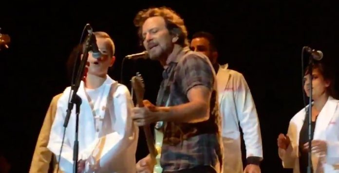 Eddie Vedder cantando com criança de 9 anos