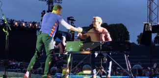 Coldplay com fã na Alemanha