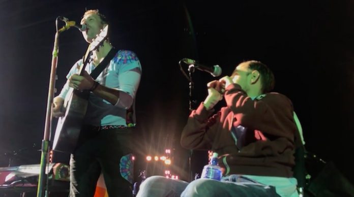 Coldplay toca com fã cadeirante