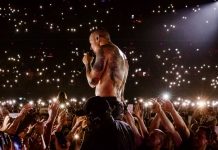 Chester Bennington com fãs do Linkin Park