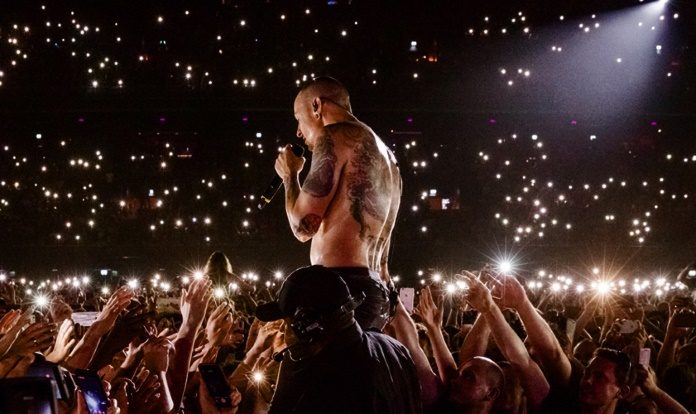 Chester Bennington com fãs do Linkin Park