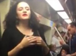 Atriz canta "Evidências" no metrô