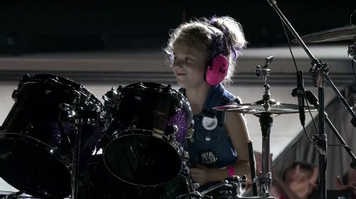 Garotinha na bateria em show do Metallica