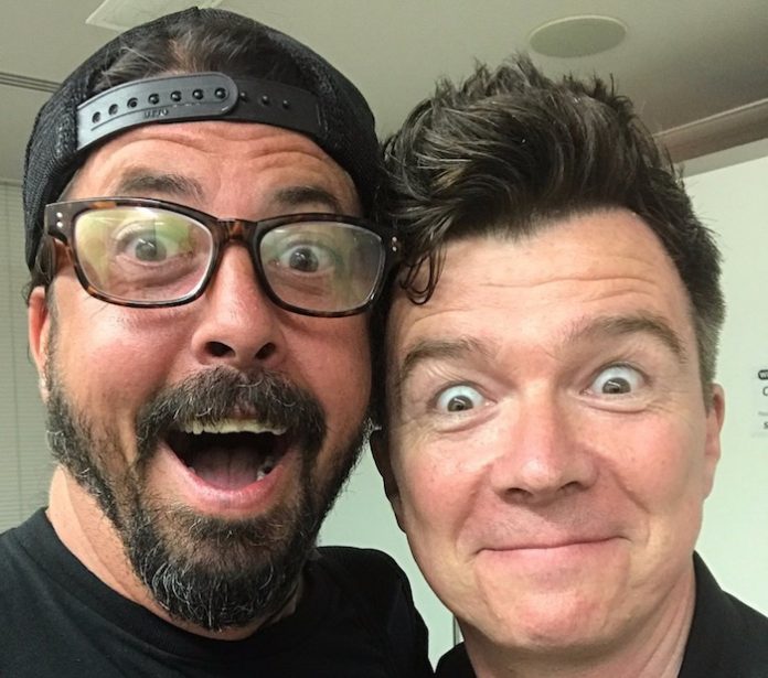 Rick Astley e Dave Grohl, do Foo Fighters