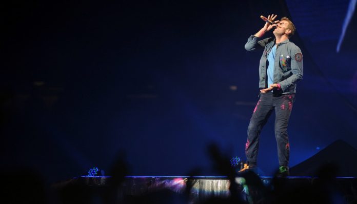 Chris Martin com o Coldplay em 2012