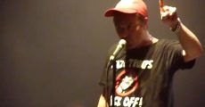 Mike Patton com a camiseta Nazi Trumps Fuck Off