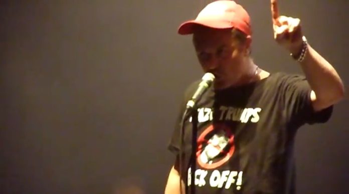 Mike Patton com a camiseta Nazi Trumps Fuck Off
