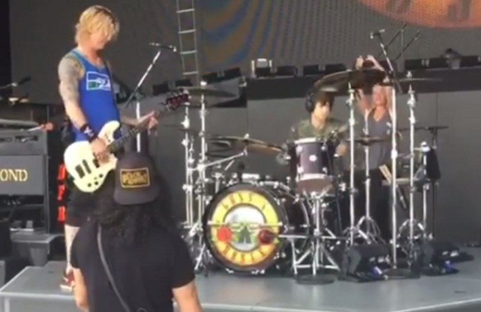Filho de Slash toca bateria com o Guns N' Roses