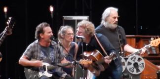 Eddie Vedder com Fiona Apple e Glen Hansard em festival