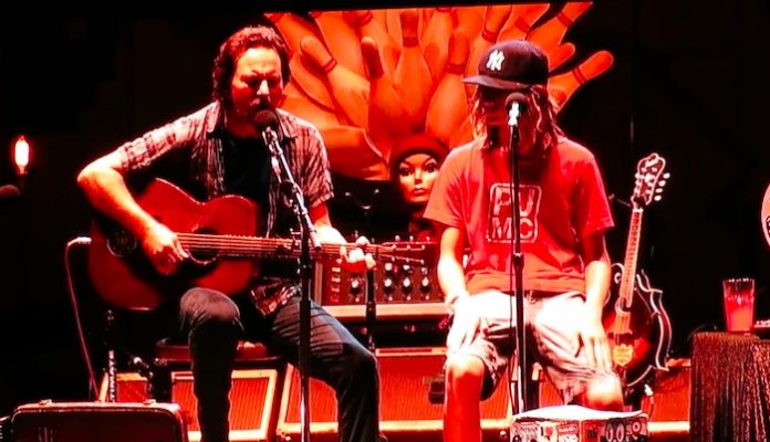Eddie Vedder toca com fã em festival