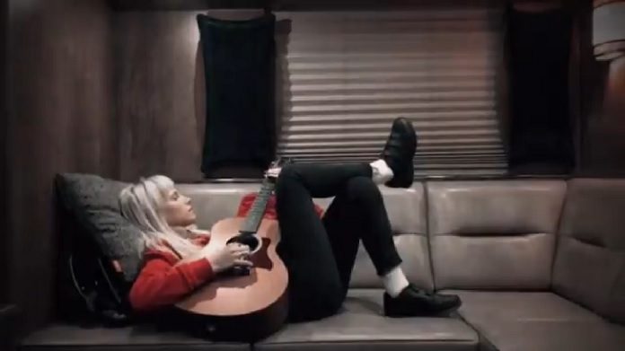 Hayley Williams tocando violão