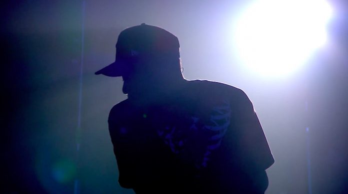 Jay-Z toca mashup com Linkin Park em homenagem a Chester Bennington