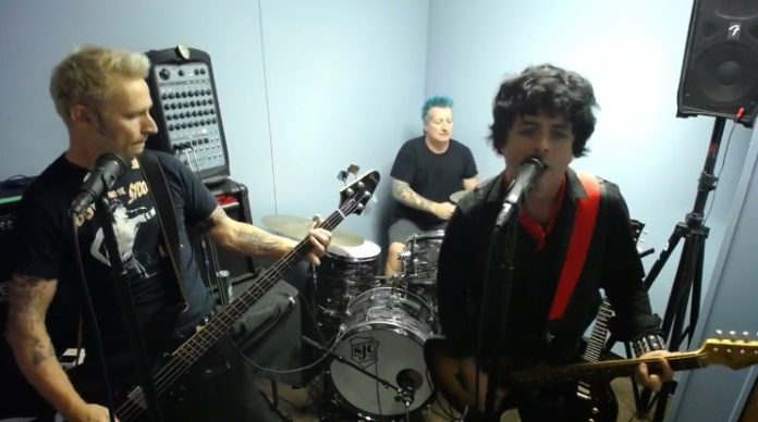 Green Day toca em estúdio