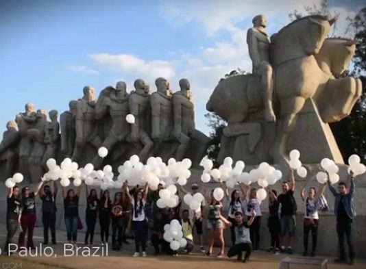 Fãs brasileiros prestam homenagem a Chester Bennington