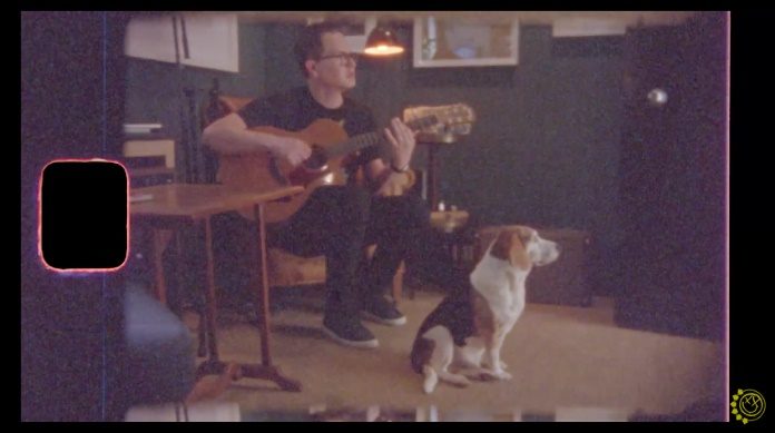 Mark Hoppus com um cachorro
