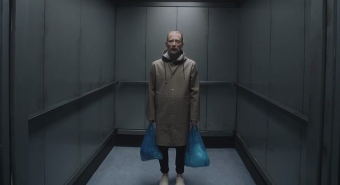 Thom Yorke fica preso em elevador no novo clipe do Radiohead; veja “Lift”