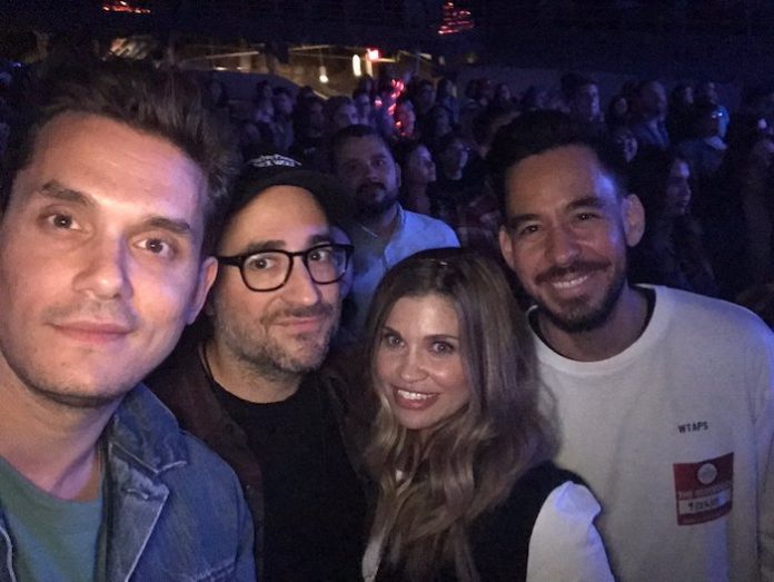 Mike Shinoda assistindo show do Paramore com John Mayer e Danielle Fishel