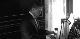 John Cena faz cover de Pixies no piano