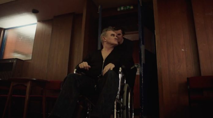 Morrissey no clipe de Spent The Day In Bed