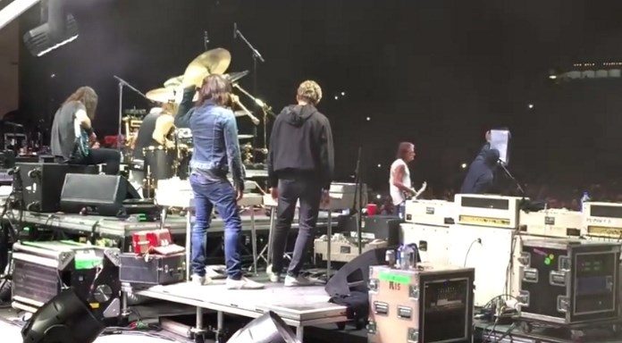 Foo Fighters tocam com Liam Gallagher na Cal Jam