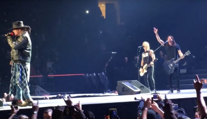 Dave Grohl e Guns N' Roses em Oklahoma