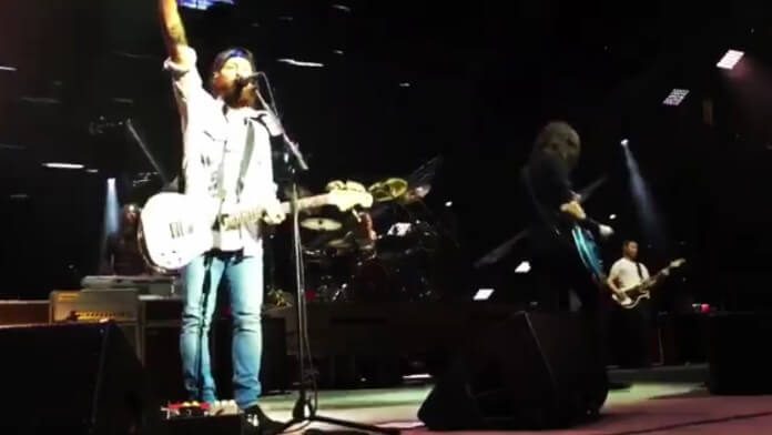 Foo Fighters toca Alice Cooper com Chris Shiflett nos vocais