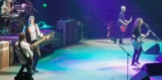 Krist Novoselic tocando Big Me com o Foo Fighters