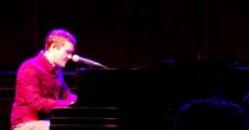 Brian Fallon tocando piano em show solo