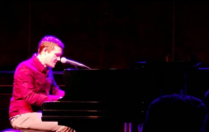 Brian Fallon tocando piano em show solo