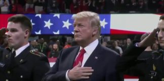 Donald Trump tenta cantar hino dos EUA