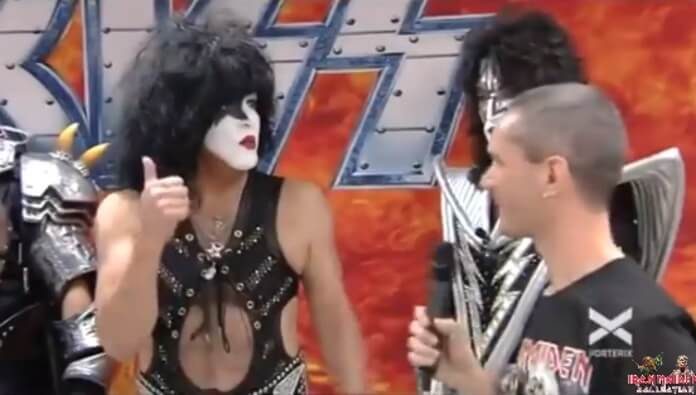 KISS força repórter a tirar camiseta do Iron Maiden