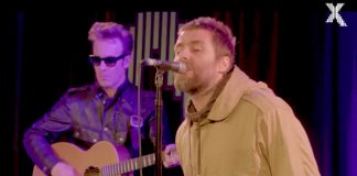 Liam Gallagher toca "Some Might Say" acústica em Londres