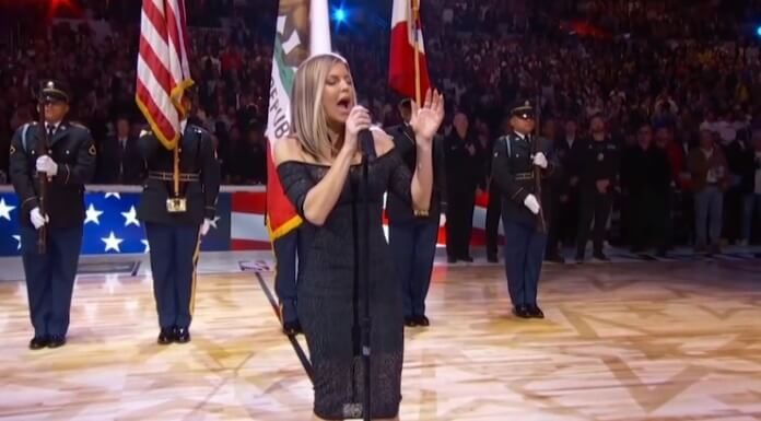 Fergie canta hino dos EUA na NBA