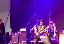 Strung Out com Travis Barker no Musink