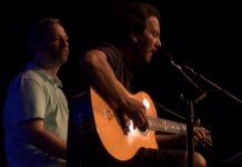 Eddie Vedder toca a nova Dear Mind