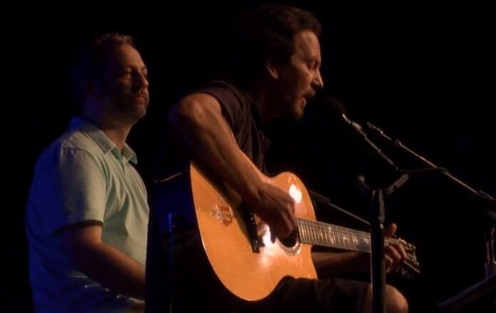 Eddie Vedder toca a nova Dear Mind