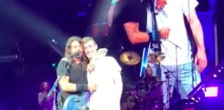 Dave Grohl vira pai de jovem em show do Foo Fighters